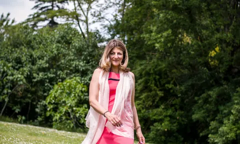 Gabrielle Ladevant marchant dans la nature en robe rose