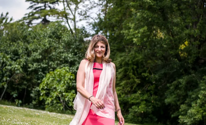 Gabrielle Ladevant marchant dans la nature en robe rose