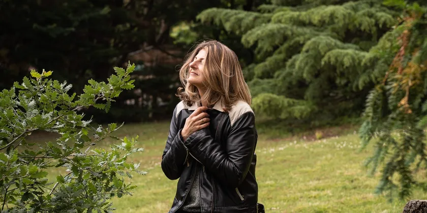 Gabrielle Ladevant dans son nouvel espace dédié au coaching de vie et au Hatha Yoga dans le Lauragais