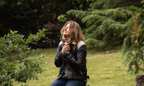 Gabrielle Ladevant assise dans la nature, contemplative