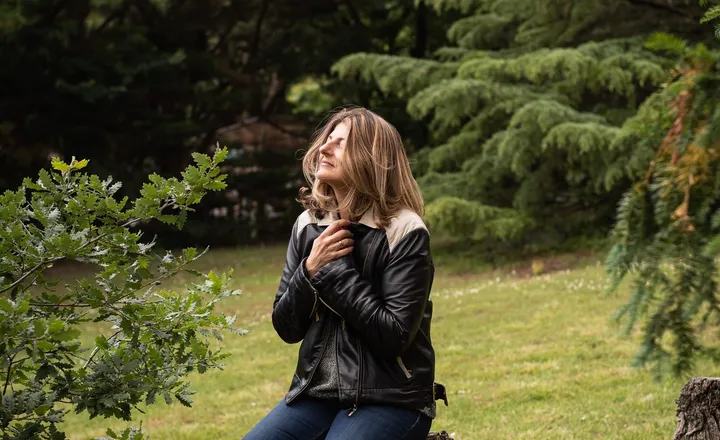 Gabrielle Ladevant assise dans la nature, contemplative