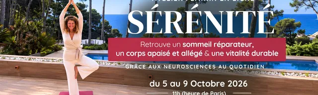 Bannière de l'atelier féminin en ligne Sérénité, du 5 au 9 octobre 2026 : Gabrielle en posture de l'arbre sur un tapis rose, face à la mer et aux pins