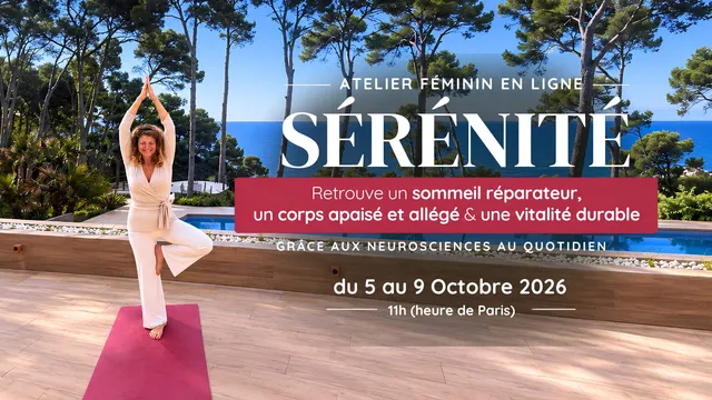 Bannière de l'atelier féminin en ligne Sérénité, du 5 au 9 octobre 2026 : Gabrielle en posture de l'arbre sur un tapis rose, face à la mer et aux pins