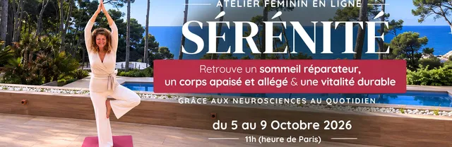Bannière de l'atelier féminin en ligne Sérénité, du 5 au 9 octobre 2026 : Gabrielle en posture de l'arbre sur un tapis rose, face à la mer et aux pins