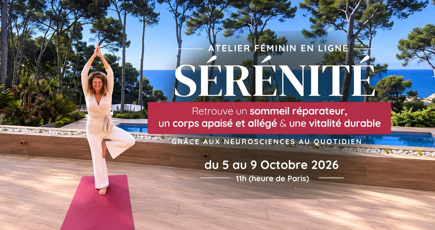 Bannière de l'atelier féminin en ligne Sérénité, du 5 au 9 octobre 2026 à 11h : Gabrielle en posture de l'arbre sur un tapis rose, face à la mer et aux pins
